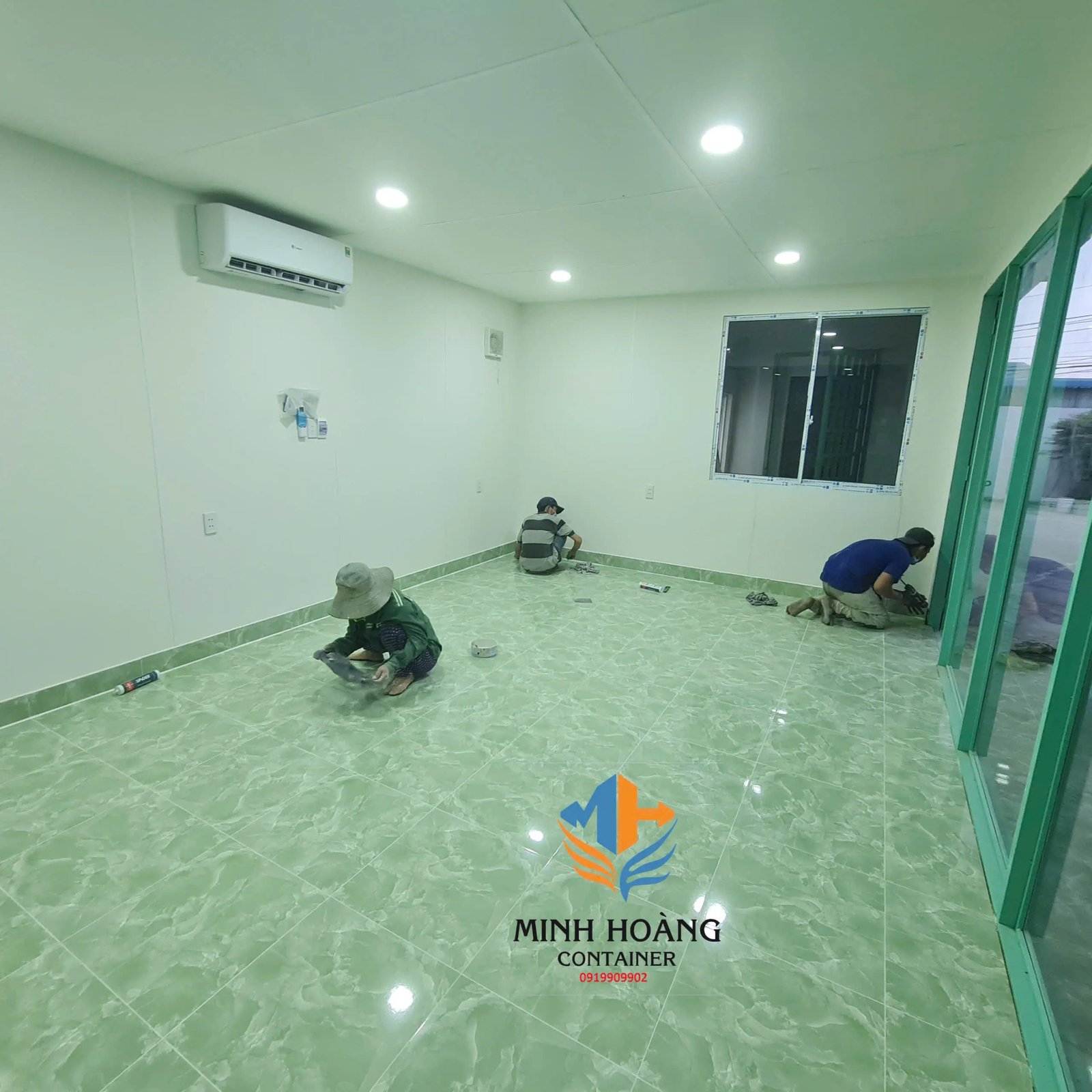Container Showroom Kính Cường Lực Xanh Viền Cam – Giải Pháp Kinh Doanh Hiện Đại, Linh Hoạt